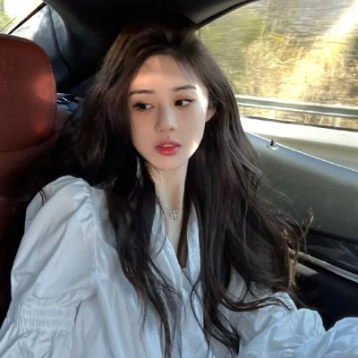 泳池里的男孩